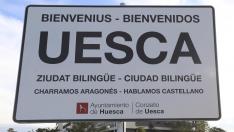 Cartel colocado en la avenida Martínez de Velasco de Huesca.