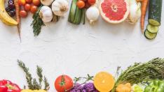 Una dieta equilibrada y variada puede ayudarnos a mantener los niveles de estos elementos nutricionales.