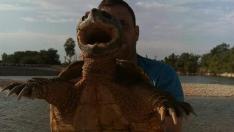 El pescador burgolés David Martínez Álvarez, con la tortuga que atrapó hace un año en la presa de Pina.