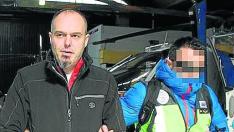 Mikel Carrera Sarobe, alias Ata, conducido por un policía, en una foto de archivo. Ahora está en una cárcel del sur de Francia.