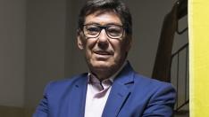El presidente del PAR, Arturo Aliaga, junto a la bandera que preside la sede de su partido, en el Coso de Zaragoza.