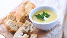 La vichyssoise tradicional permite degistarla fría o templada, a gusto del comensal.