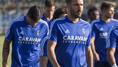 Atienza, en primer plano con barba, y Grippo, detrás con la cabeza baja, en el entrenamiento del Real Zaragoza.