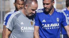 Atienza charla con Víctor Fernández en el entrenamiento del equipo en la Ciudad Deportiva (detrás, observa Luis Suárez).