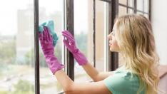Mujer limpiando cristales