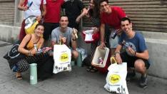 Voluntarios de una ONG entregan helados y bocatas a personas de la calle en Zaragoza.