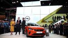 Frankfurt Am Main (Germany), 10/09/2019.- Chief executive of German carmaker Opel, Michael Lohscheller (C) next to German professional football manager, Juergen Klopp (R) attend the Opel presentation in the International Motor Show (IAA) in Frankfurt, Germany, 10 September 2019. The 2019 International Motor Show Germany IAA 2019, which this year promotes itself under the motto 'Driving tomorrow', takes place in Frankfurt am Main from 12 to 22 September 2019. The IAA 2019 will also feature numerous world premieres, and has a special focus on electric mobility and digitization. (Alemania) EFE/EPA/FRIEDEMANN VOGEL IAA 2019 - International Motor Show