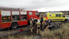 Los bomberos de la DPZ y del Bajo Cinca excarcelaron el cuerpo sin vida del conductor del turismo.