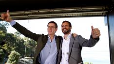 El presidente del PP, Pablo Casado (d), acompañado por el dirigente del partido en Galicia y presidente de la Xunta, Alberto Núñez Feijóo (i),