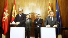 El alcalde de ZAragoza, Jorge Acón, y el presidente del Real Zaragoza, Christian Lapetra, este viernes en la firma del convenio.