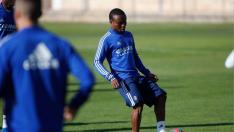 James Igbekeme, con nueva imagen, durante el entrenamiento de este viernes.