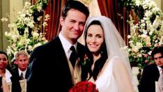 Chandler (Matthew Perry) y Mónica (Courtney Cox) en la escena de su boda en Friends
