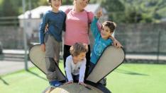 Beatriz Millán con sus tres hijos