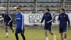 Alejandro Francés, en el entrenamiento de este viernes con el primer equipo, en un ejercicio con Pombo, Soro y (a la izda.) Luis Suárez.