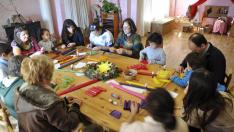 Taller de coronas de Navidad, en una edición anterior del mercadillo de la Escuela Waldorf O Farol.