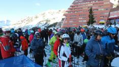 Las estaciones del Pirineo y de Teruel están viviendo un inicio de puente espectacular por la afluencia de esquiadores y el buen tiempo.