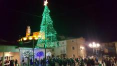 Un gran árbol iluminado de 12 metros de altura preside la plaza de Alcalá de Gurrea esta Navidad.