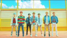 BTS, en un fotograma de su videoclip 'DNA'.