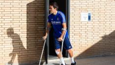 Alberto Zapater, con muletas y recién operado, el pasado 6 de noviembre en la Ciudad Deportiva.