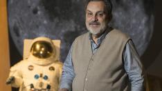 Rafael Clemente, asesor científico de la exposición ‘Tintín y la Luna’, en Caixafórum Zaragoza.