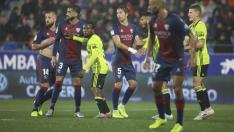 Una imagen vale más que mil palabras. La fotografía recoje el marcaje al hombre de Igbekeme sobre Josué Sá y el de Luis Suárez sobre Mosquera, en una falta lateral del último partido del Real Zaragoza en El Alcoraz de Huesca. Describe con claridad y rotundidad el problema que denuncia Víctor Fernández desde el pasado año en lo referente a la escasez de centímetros de estatura global del equipo y la falta de fortaleza física en los uno a uno a balón parado.