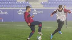 Ivi López y Miguelón, en el entrenamiento de Año Nuevo en El Alcoraz.