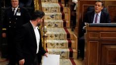 Rufián se cruza la mirada con Pedro Sánchez.
