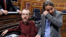 Pablo Iglesias se enjuga las lágrimas junto a Pablo Echenique tras la elección de Pedro Sánchez como presidente.