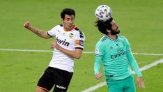 Isco (d), disputa un balón aéreo con Dani Parejo, centrocampista del Valencia CF.