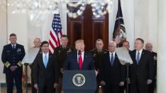 Trump, rodeado por el alto mando militar y su equipo de seguridad nacional, este miércoles en la Casa Blanca.