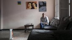 Vanesa Escudero, en el piso que ocupa con su familia en el barrio de San José.