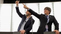 Former members of the Catalan government Carles Puigdemont and Toni Comin gesture as they attend their first plenary session as members of the European Parliament in Strasbourg, France, January 13, 2020. REUTERS/Vincent Kessler [[[REUTERS VOCENTO]]] SPAIN-POLITICS/CATALONIA-EU