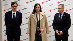 La reina Letizia junto al Ministro de Sanidad, Salvador Illa (i), y el presidente de Cruz Roja Española, Javier Senent (d), este jueves.