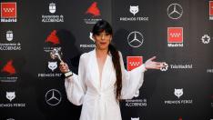 La actriz Belén Cuesta posa con el galardón a "Mejor Actriz Protagonista de una película" en la gala de Premios Feroz 2020