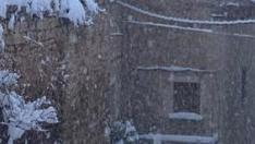 Los niños de Tronchón, que no han podido salir del pueblo ni ir a la escuela, han aprovechado la nevada para jugar