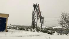 Poste de suministro eléctrico en Calanda afectado por la nieve