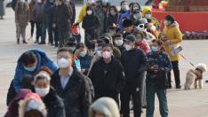 Nanjing (China), 29/01/2020.- People line up outside a drugstore to buy medical masks in Nanjing, Jiangsu province, China, 29 January 2020. According to media reports, coronavirus, which in severe cases causes pneumonia, killed 132 people and infected nearly 6,000, mainly in China. Governments around the world are taking preventative measures to health the spread of the virus. EFE/EPA/FANG DONGXU CHINA OUT China's shortage of masks continues in cities.