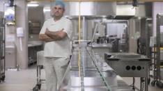 Álvaro Ruberte, en la cocina del Hospital Miguel Servet de Zaragoza donde trabaja.