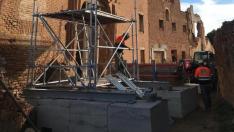 Instalación de los andamios para apuntalar una fachada.