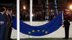 Un momento de la ceremonia en la que se ha arriado la bandera de la UE en Gibraltar.
