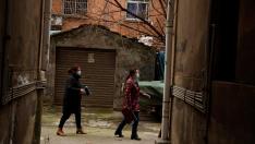 Los miembros de un comité vecinal informan de las novedades de la enfermedad en Juijuang, China.