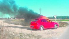 El coche del presunto agresor ardía ayer por la mañana en un camino de Tauste.