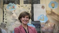 La jefa de la sección de Hepatología del Hospital Clínico de Zaragoza, Trini Serrano, junto al escaparate de Corsetería La Suprema, en César Augusto número 76.