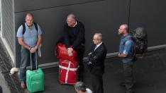 García Juliá (con maleta roja), momentos antes de embarcar en el avión que le trae a España.
