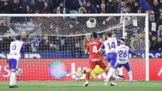 Luis Suárez, en la acción del penalti lanzado en el minuto 9 en el partido del sábado ante el Fuenlabrada, que le paró Biel Ribas.