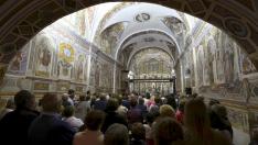 Interior de la ermita de Casbas, cuyas paredes están decoradas con frescos del siglo XVIII.