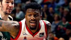El jugador Dylan Ennis, de Casademont, se escapa de Darío Brizola, de Unicaja, en un partido de liga de la ACB.