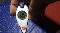 Un ciudadano chino, en cuarentena voluntaria por el virus, se toma la temperatura en su domicilio de Zaragoza.