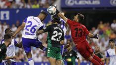 Edgar Badía intenta despejar de puños durante el partido de ida en La Romareda.