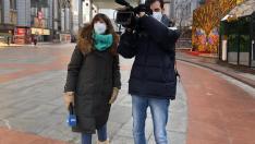 Mavi Doñate y Jaime García Castro en una de las calles más comerciales de Pekín, desierta por la crisis de coronavirus.
